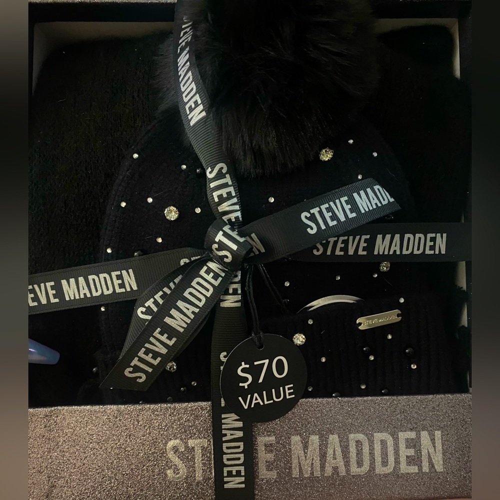 Steve Madden hat/scarf gift set